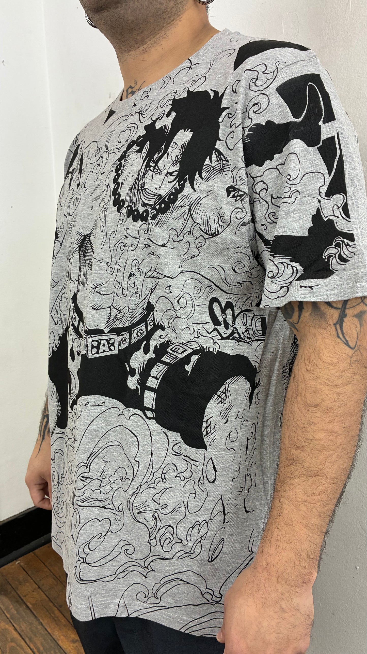 ONE PIECE / BROTHERS TILL THE END  DOBLE FULL PRINT polera GRIS