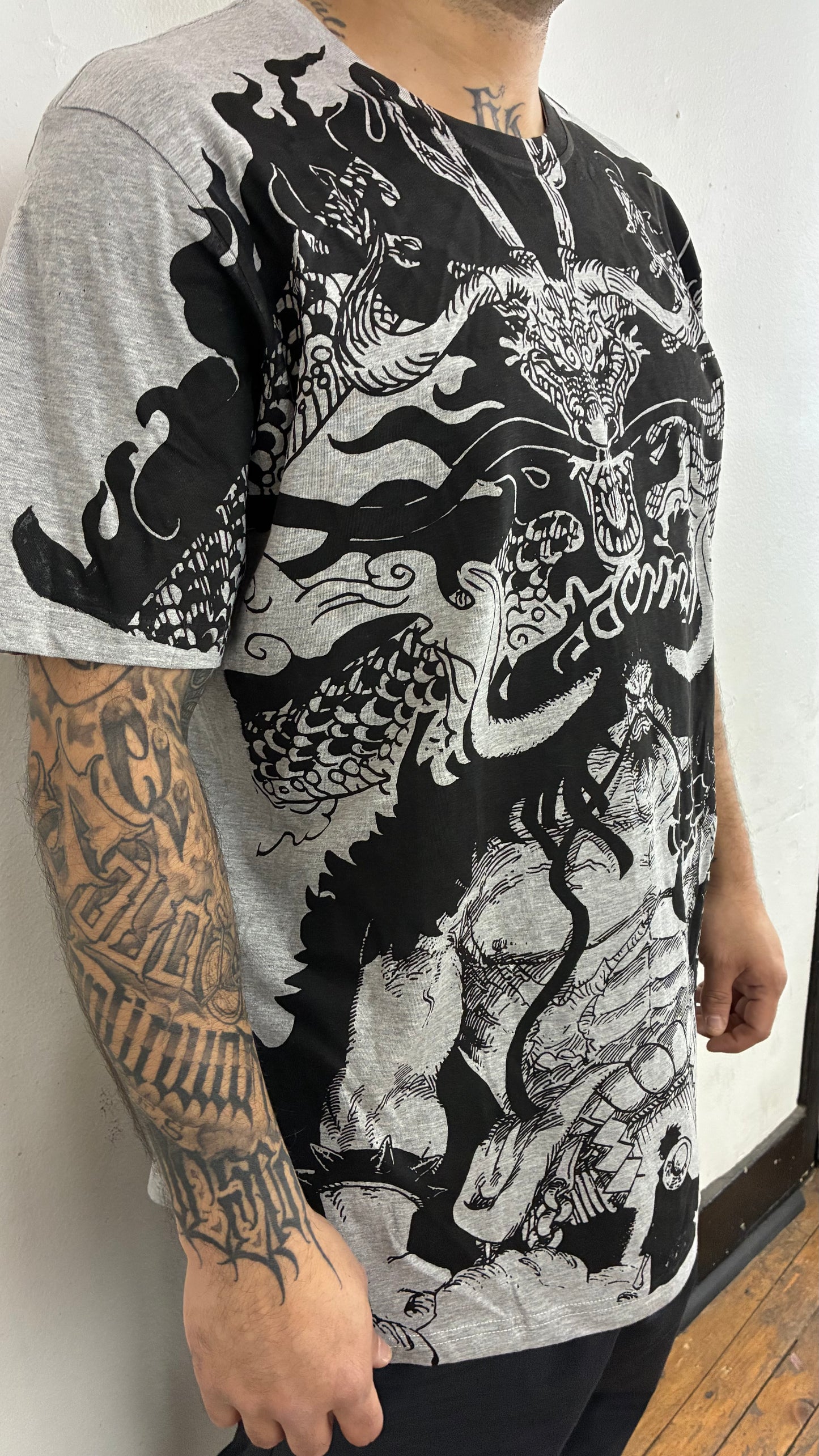 ONE PIECE / LUFFY VS KAIDO  FULL PRINT / polera GRIS