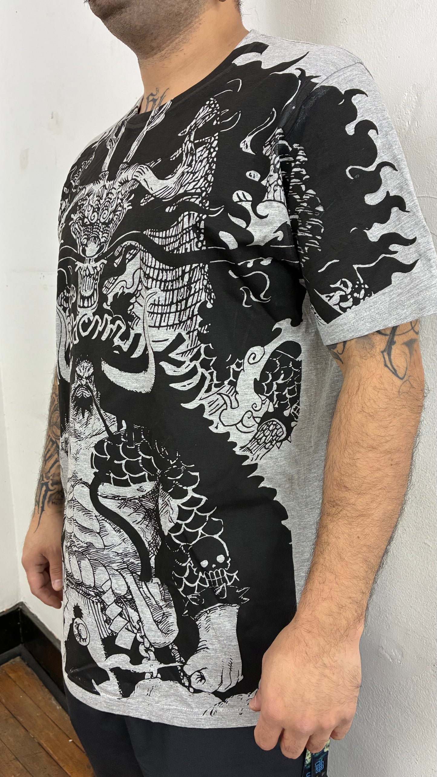 ONE PIECE / LUFFY VS KAIDO  FULL PRINT / polera GRIS