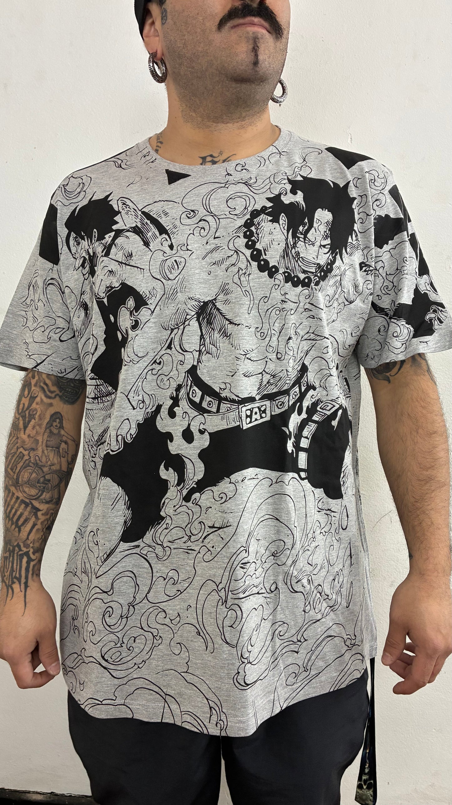 ONE PIECE / BROTHERS TILL THE END  DOBLE FULL PRINT polera GRIS