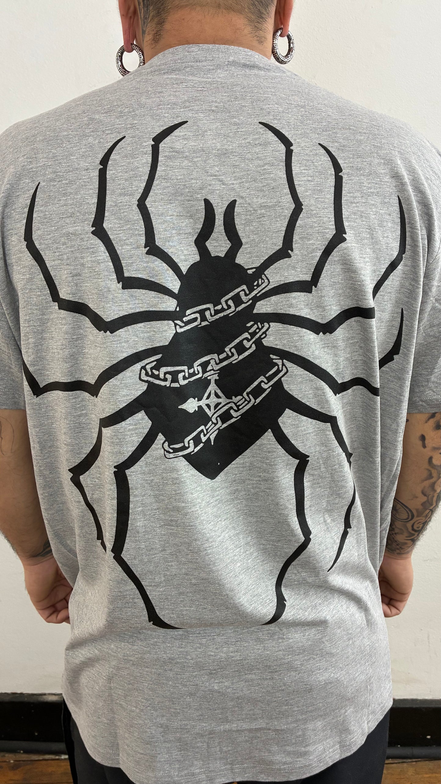 HUNTERXHUNTER / GENEI RYODAN FULLPRINT polera GRIS