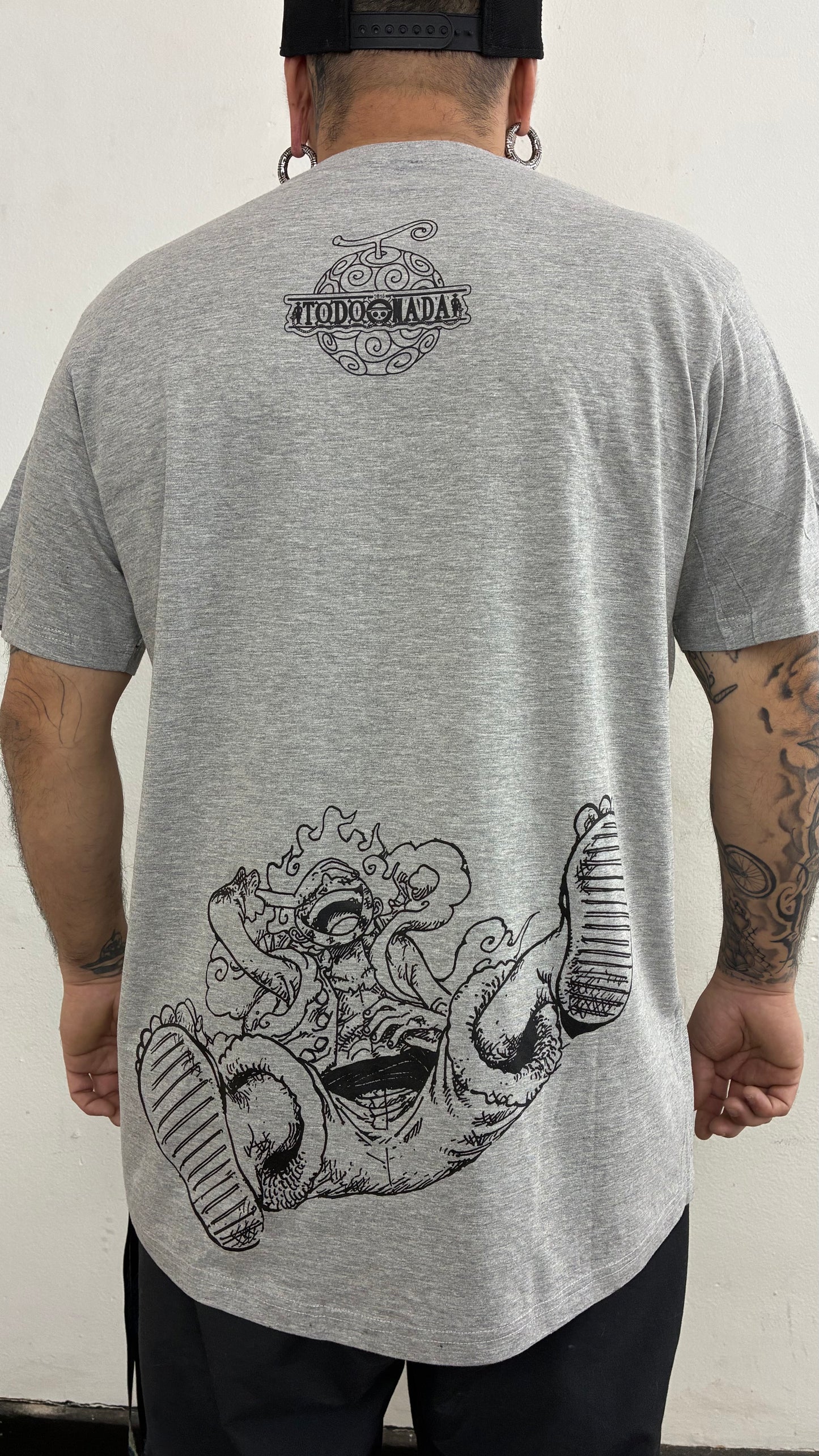 ONE PIECE / LUFFY VS KAIDO  FULL PRINT / polera GRIS