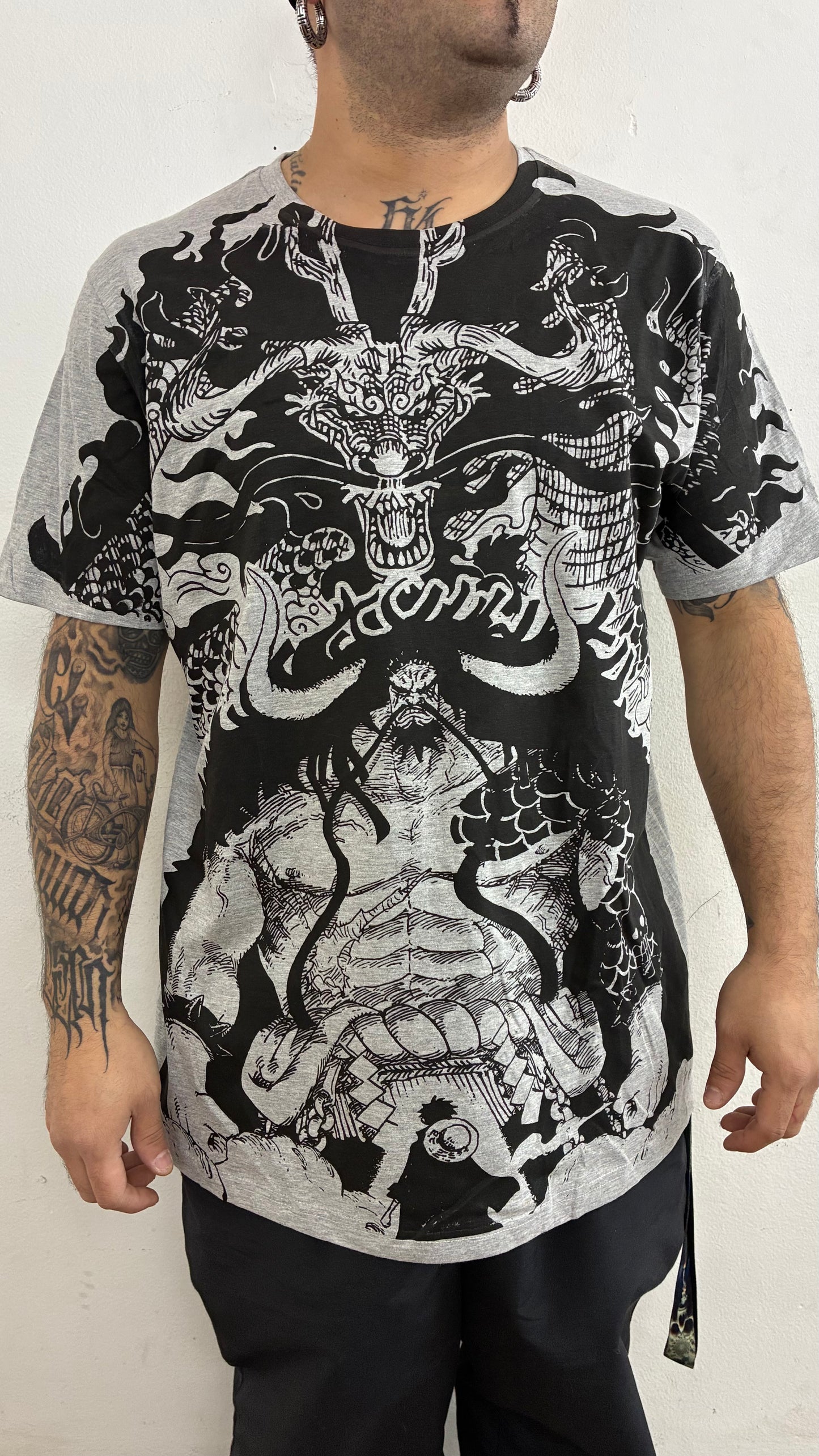 ONE PIECE / LUFFY VS KAIDO  FULL PRINT / polera GRIS