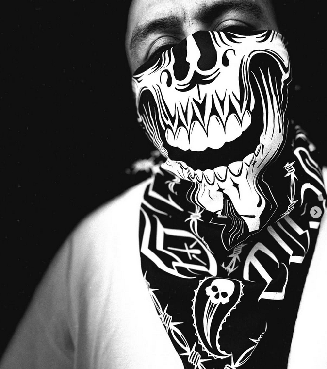 CHIVO 19 X TODO O NADA BANDANA hxc colab 65x65cm FAMILIA LATINA